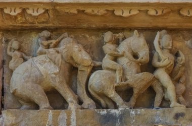 erotik bas Rölyef hindu Tapınağı khajuraho, Hindistan'ın taş oyma
