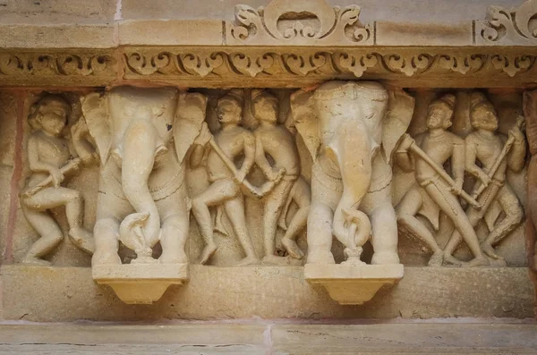 Kámen vytesaný erotické basreliéf hinduistického chrámu v khajuraho, Indie — Stock fotografie