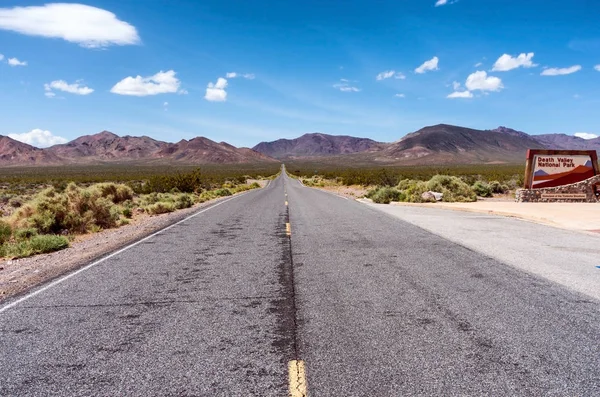 Carretera en el Parque Nacional Death Valley, California — Foto de Stock