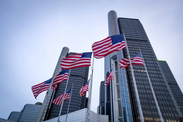 El Renaissance Center (RenCen) rascacielos rodeados de banderas americanas en el centro de Detroit, Michigan, EE.UU. — Foto de Stock