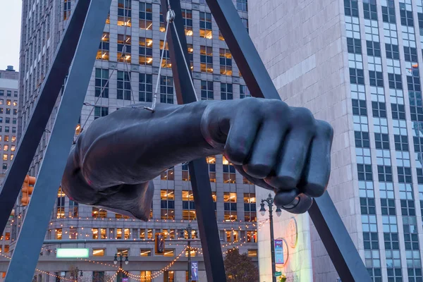 O Monumento a Joe Louis, também conhecido como O Punho, é um memorial ao pugilista no Hart Plaza de Detroit. Detroit, Michigan, EUA — Fotografia de Stock