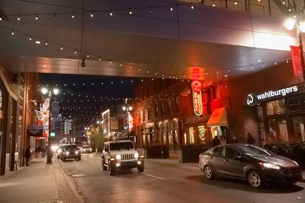 Blick auf die Innenstadt von Detroit in der Nacht in Michigan, USA — Stockfoto