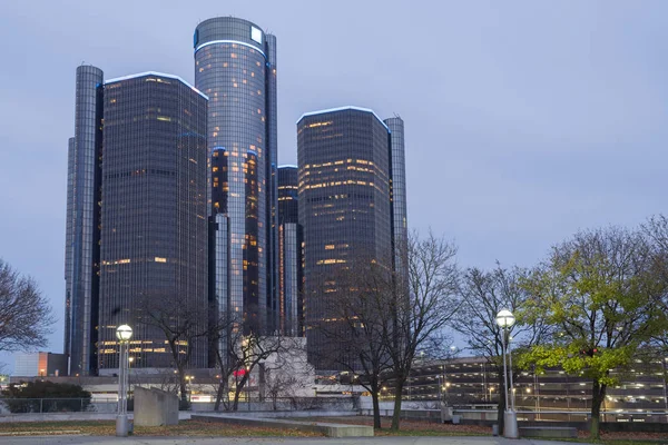 Utsikt över downtown Detroit på natten i Michigan, USA — Stockfoto