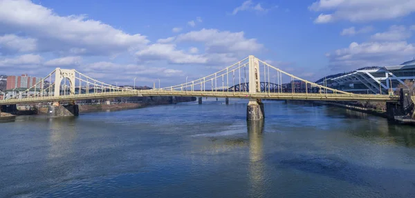 Рейчел Карсон мосту, охоплює річки Алгелі в Піттсбурзі, штат Пенсільванія. Сша — стокове фото