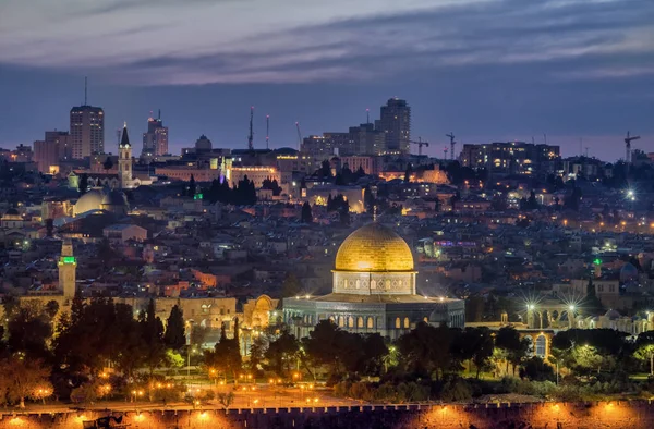 Vista nocturna de los monumentos de la Ciudad Vieja de Jerusalén, Israel . — Foto de Stock