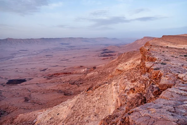 Makhtesh (cratere) Ramon, è una forma geologica di un grande circo di erosione nel deserto del Negev, nel sud di Israele — Foto Stock