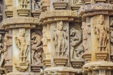 erotik bas Rölyef hindu Tapınağı khajuraho, Hindistan'ın taş oyma