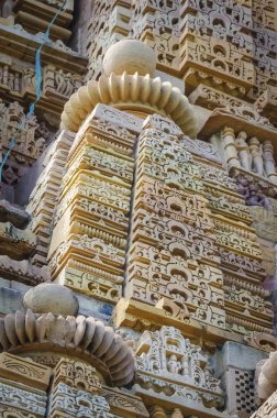 erotik bas Rölyef hindu Tapınağı khajuraho, Hindistan'ın taş oyma