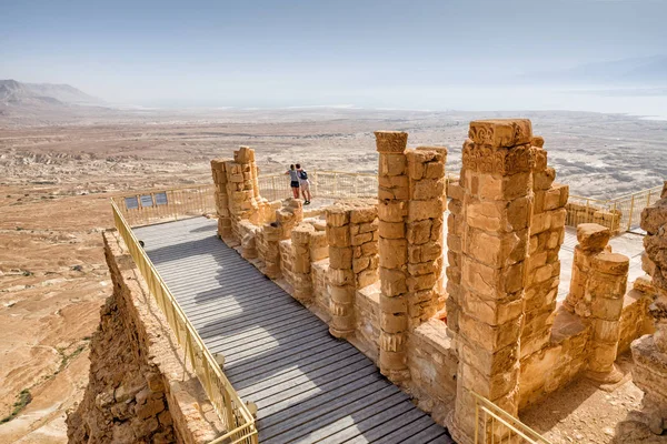 Casal na antiga fortificação Masada em Israel. Parque Nacional Masada na região do Mar Morto de Israel . — Fotografia de Stock