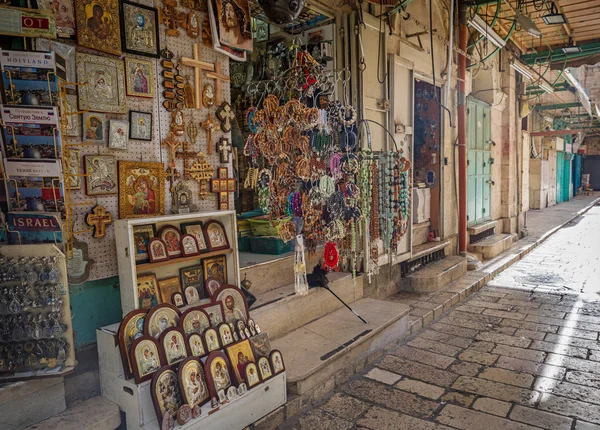 Negozio di souvenirs cristiani nella città vecchia di Gerusalemme — Foto Stock