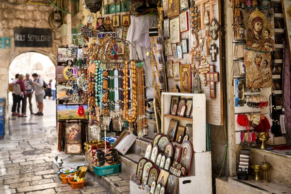 Negozio di souvenirs cristiani nella città vecchia di Gerusalemme — Foto Stock