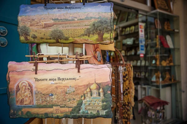 Negozio di souvenirs cristiani nella città vecchia di Gerusalemme — Foto Stock