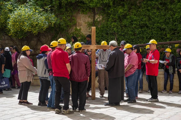 Pèlerins près de la façade de l'Eglise de la Flagellation, Jérusalem, Israël — Photo