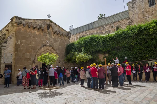 Peregrinos cerca de la fachada de la Iglesia de la Flagelación, Jerusalén, Israel — Foto de Stock
