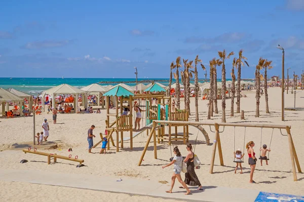 La gente toma el sol en la playa de Tel Aviv, Israel —  Fotos de Stock