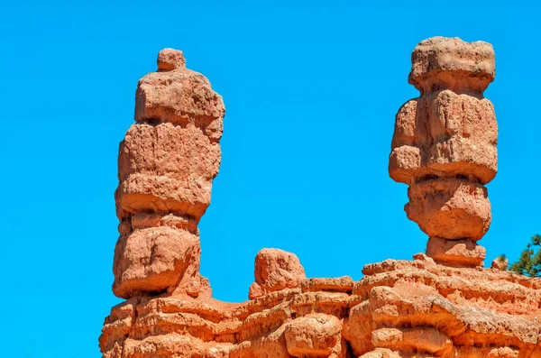 Formação rochosa e um céu azul no Red Canyon no Utah Canyon Country. Estados Unidos — Fotografia de Stock