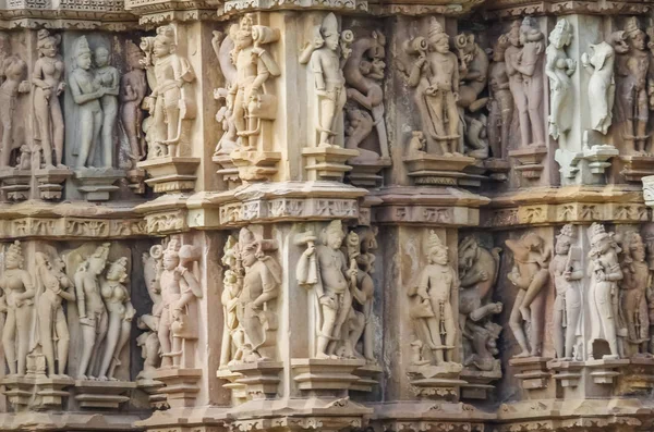 Каменю різьблені еротичні Низький рельєф в індуїстський храм в Каджурахо, Індія — стокове фото