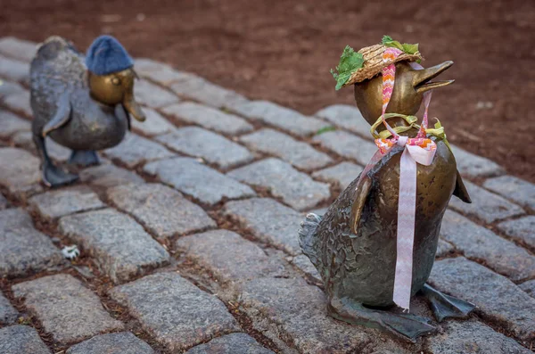 Escultura de bronce de "Make Way for Ducklings" en el Boston Public Garden. Estados Unidos — Foto de Stock