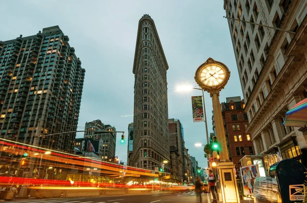 Reloj de la Quinta Avenida con el Edificio Flatiron, Nueva York, EE.UU. —  Fotos de Stock