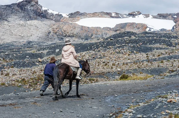 Turistas a caballo cerca del glaciar Pastoruri en Cordillera Blanca, norte de Perú —  Fotos de Stock