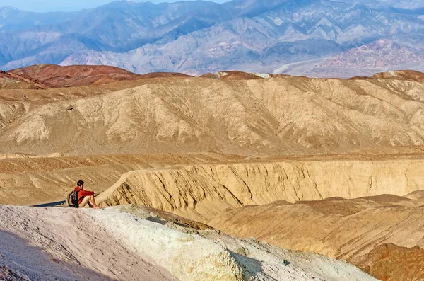 Death Valley Milli Parkı'nda güzel manzara önünde Yürüyüşçü. Abd — Stok fotoğraf