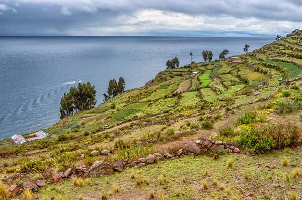 Lanscape na ostrově Taquile. Titicaca na jezeře v Peru — Stock fotografie