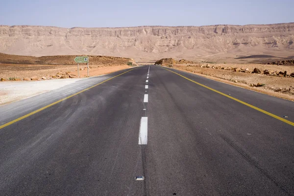 Estrada em Makhtesh (cratera) Ramon, é uma forma geológica de um grande circo de erosão no deserto de Negev, sul de Israel — Fotografia de Stock