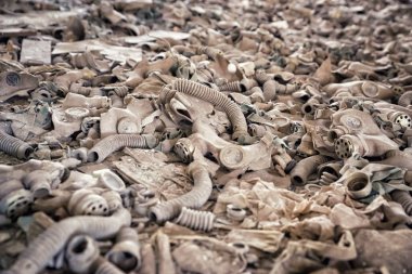 Çernobil dışlama bölgesi, Ukrayna içinde terk edilmiş binada eski gaz maskeleri