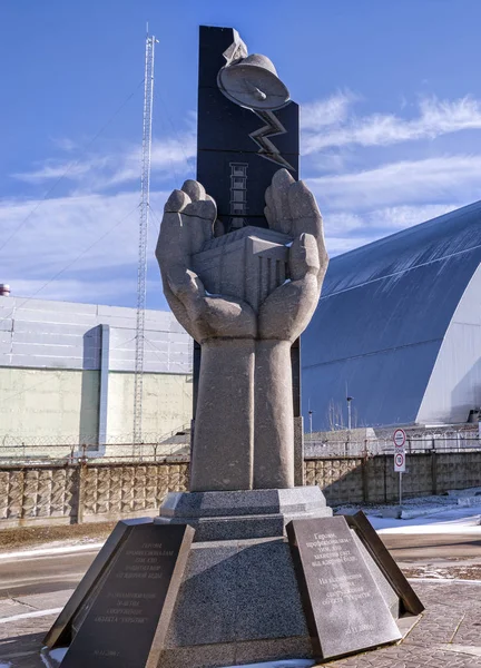 Monumen, reaktor keempat dan yang melingkupi sarkofagus di Cherno — Stok Foto
