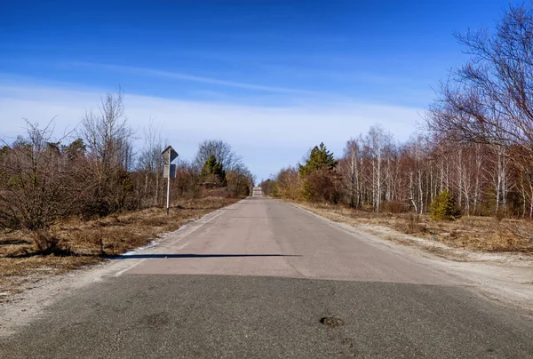 Carretera en la ciudad de Pripyat, Zona de exclusión de Chernobyl, Ucrania —  Fotos de Stock