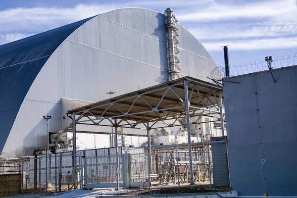 Fourth reactor and its enclosing sarcophagus in Chernobyl Exclusion Zone, Ukraine — Stock Photo, Image