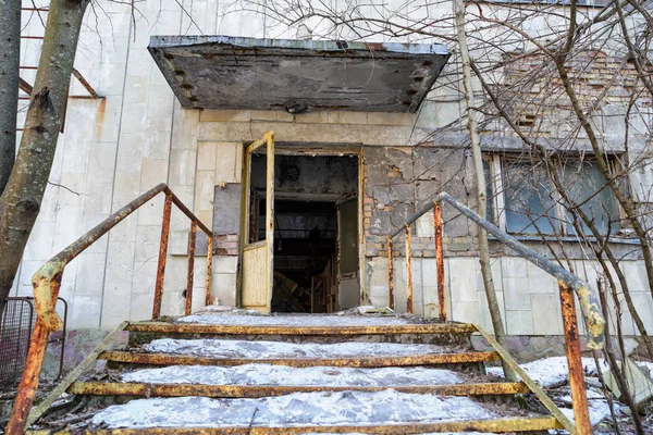 Edificio abandonado en la zona de exclusión de Chernobyl, Ucrania — Foto de Stock