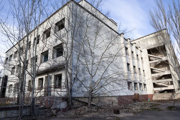 Edifício abandonado na zona de exclusão de Chernobil, Ucrânia — Fotografia de Stock