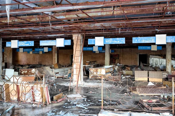 Abandoned shop in Pripyat city, Chernobyl Exclusion Zone, Ukraine — Stock Photo, Image