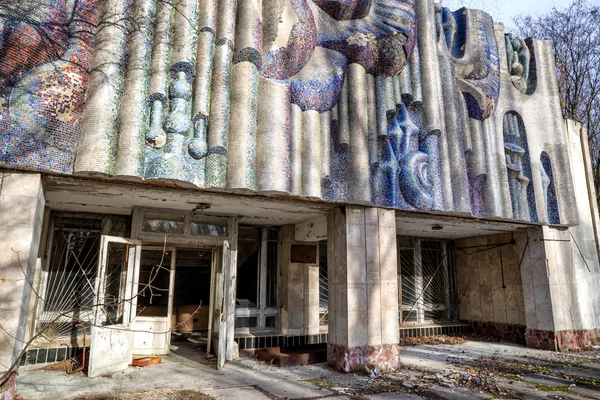 Edificio abandonado en la ciudad de Pripyat, zona de exclusión de Chernobyl, Ucrania — Foto de Stock