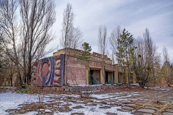 Edifício abandonado na cidade de Pripyat, Zona de Exclusão de Chernobyl, Ucrânia — Fotografia de Stock