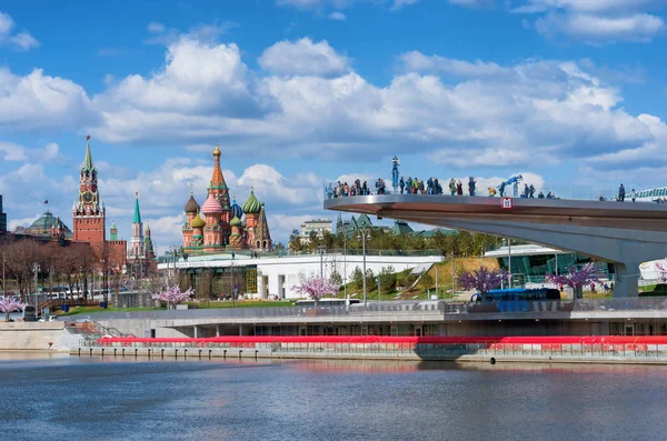 Puente flotante en el Parque Zaryadye cerca del Kremlin de Moscú. Rusia —  Fotos de Stock