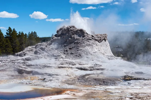 Kastély gejzír kitörés a Yellowstone Nemzeti park, Amerikai Egyesült Államok — Stock Fotó