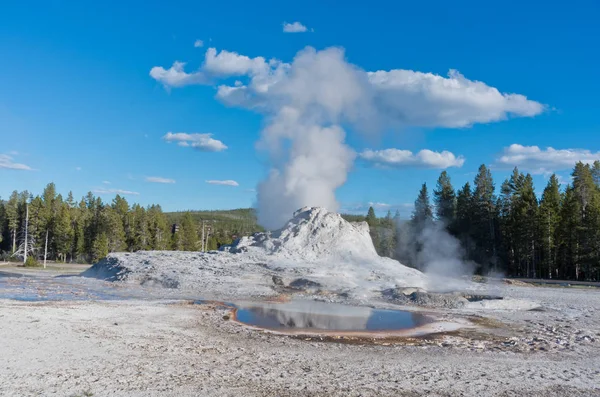 Erupción del géiser del castillo en el parque nacional de Yellowstone, Estados Unidos — Foto de Stock