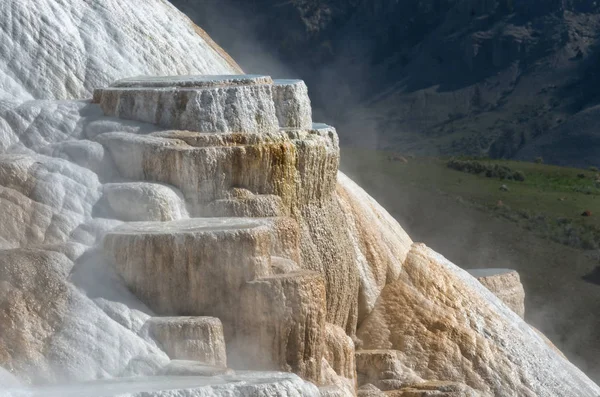 Mamut Hot Springs en el Parque Nacional de Yellowstone. Estados Unidos —  Fotos de Stock