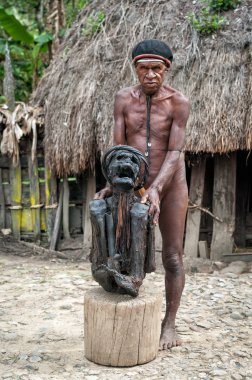 Wamena, Yeni Gine Adası yakınlarındaki bir köyde bir tören sırasında bir atasının mumya