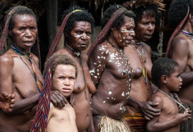 Papuan kabilesinin kadınları