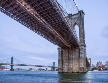 Geceleri Manhattan ve Brooklyn Köprüleri