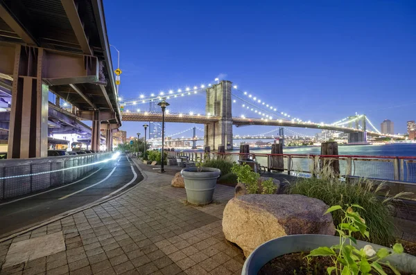 Manhattan y Brooklyn Bridges por la noche — Foto de Stock