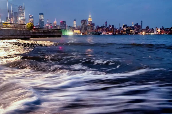 Skyline Manhattan la nuit avec ciel dramatique, New York — Photo