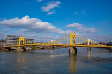 Andy Warhol Köprüsü, diğer adıyla Yedinci Cadde Köprüsü, Pittsburgh, Pennsylvania, ABD 'deki Allegheny Nehri boyunca uzanır.