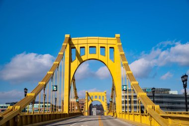 Pittsburgh, Pennsylvania, ABD - 25 Kasım 2018: Andy Warhol Köprüsü, ayrıca Yedinci Cadde Köprüsü olarak da bilinir, Pittsburgh, Pennsylvania, ABD 'deki Allegheny Nehri' ni kapsar.