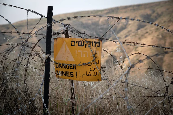 Señal Advertencia Amarilla Junto Campo Minado Cerca Frontera Con Siria — Foto de Stock