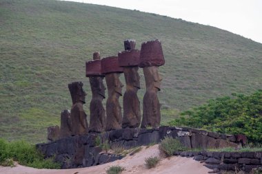 Ahu Nao-Nao Moais heykelleri Anakena sahilinde Paskalya Adası, Rapa Nui Ulusal Parkı, Şili
