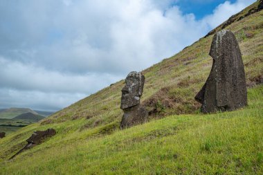 Rano Raraku Volkanı 'ndaki Moai heykelleri Paskalya Adası, Rapa Nui Ulusal Parkı, Şili